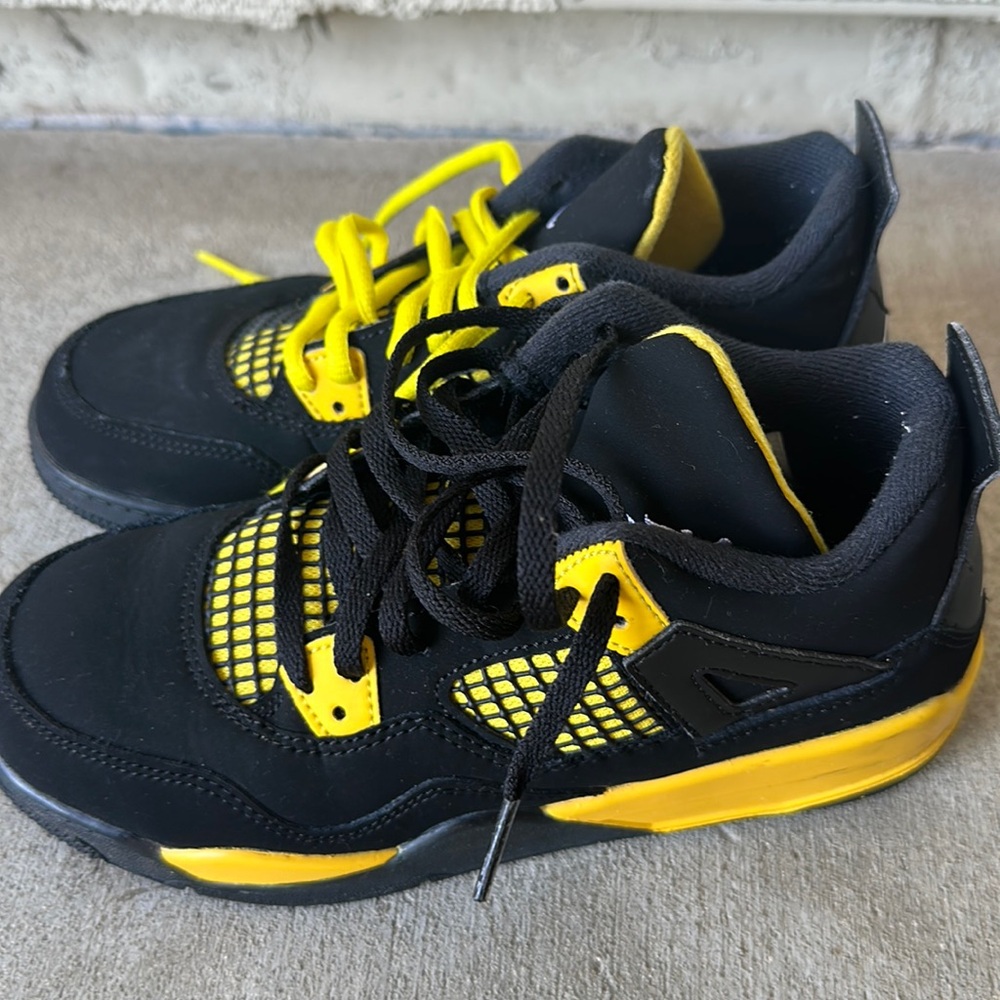 Jordan’s 4 Retro Thunder Shoes 

Good condition 

Boys Size 3Y